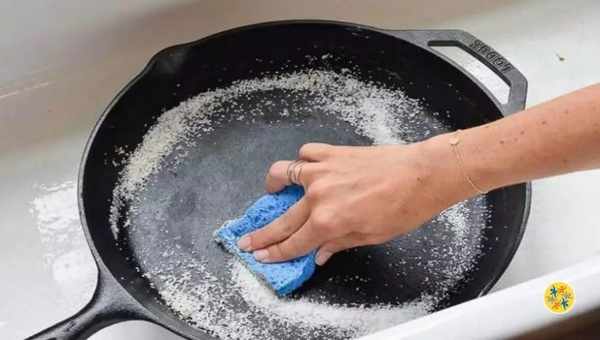 Чистим сковороду от нагара в домашних условиях