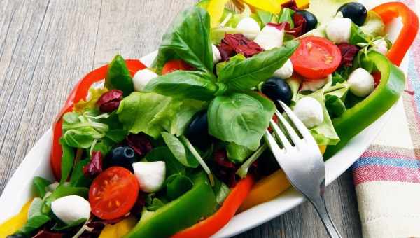 Сытные салаты из легких овощей, которые помогут похудеть