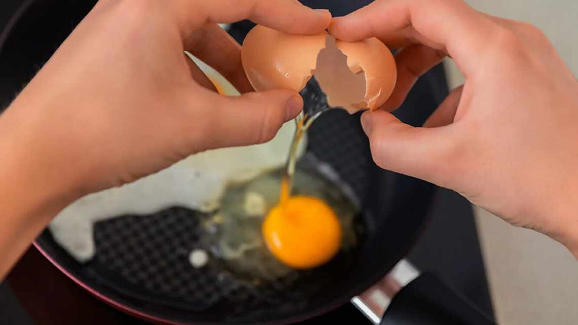 Як різати яйця: ножем або яйцерізкою?