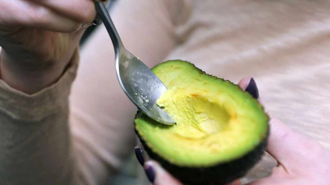 Як нарізати авокадо